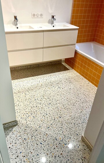 A SAINT LUNAIRE (35800) Réalisation d’une salle de bains mixte au TERRAZZO vitaminé