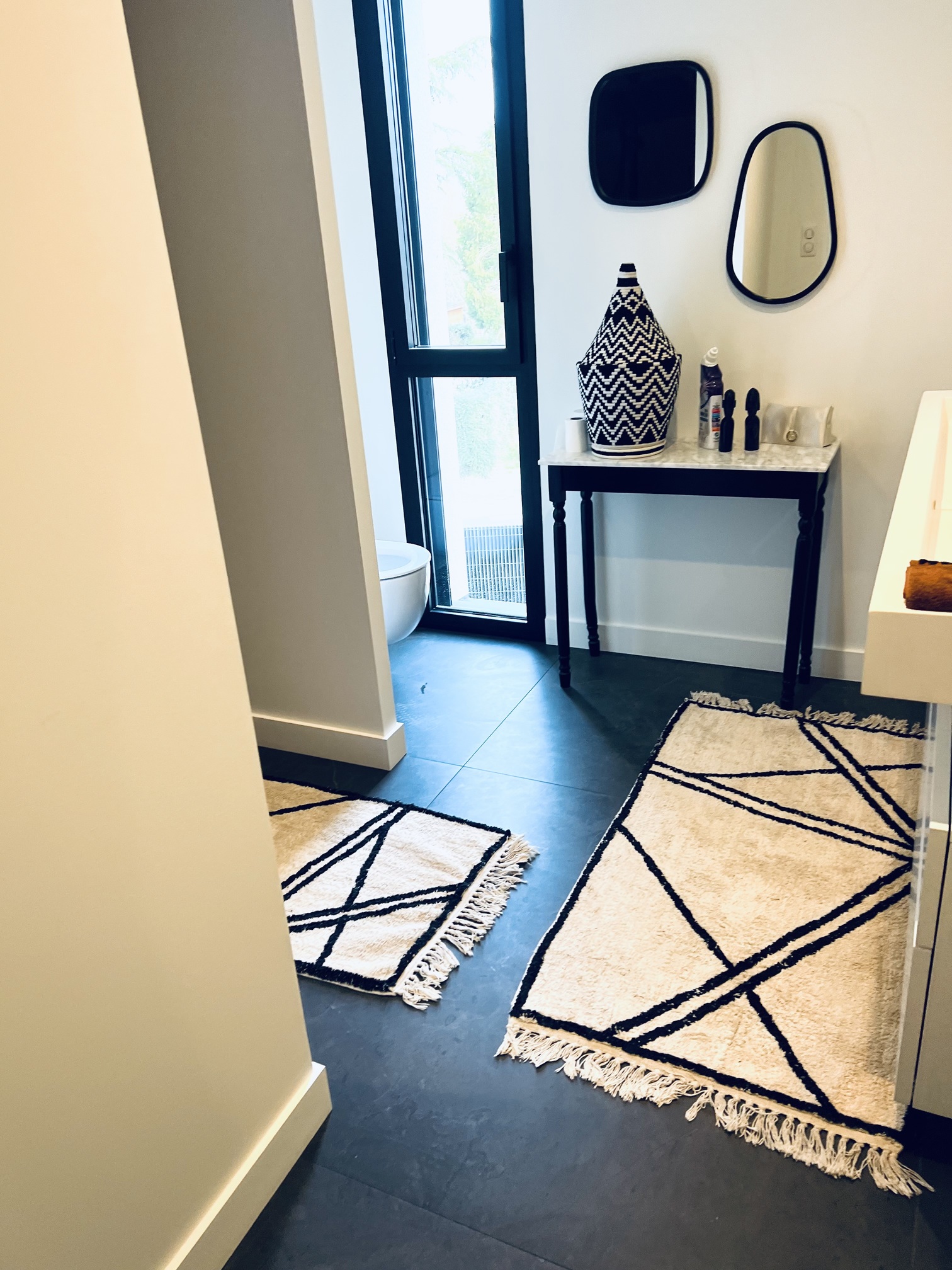 Création d’une salle d’eau avec carreaux de céramique aux sols et aux murs identiques à Saint Malo