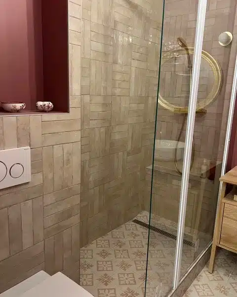 Douche avec carrelage effet bois et paroi vitrée