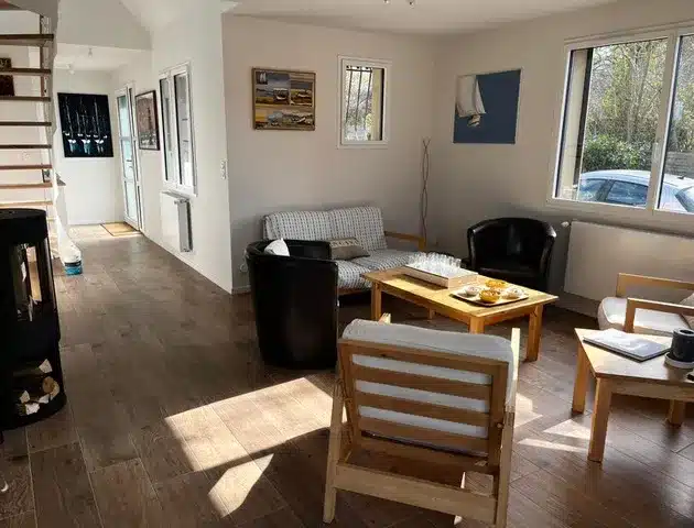 Salon rénové avec sol en carrelage imitation bois à Lancieux